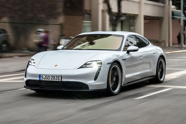 Porsche срочно и без объяснений сняла Taycan с продажи в Великобритании