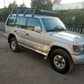 Mitsubishi Montero 1995
