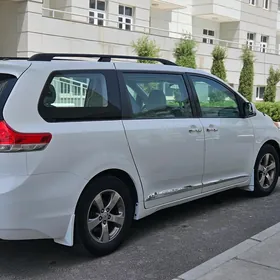 Toyota Sienna 2011