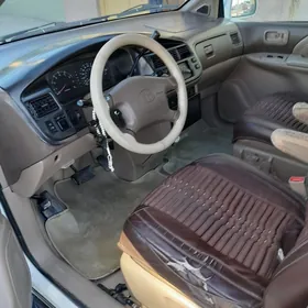 Toyota Sienna 1999