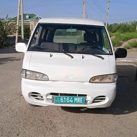 Hyundai H-1 2001