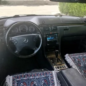 Mercedes-Benz E320 2001