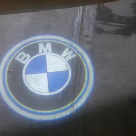 "B M W" ýazgyly gapy çyra