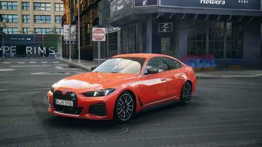 Iň güýçli i4: BMW Ferrari-niň ýagty Rosso Corsa öwüşgünindäki M60 kupesini tanyşdyrdy