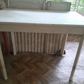 Стол в хорошем состоянии