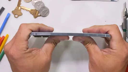 Galaxy S25 Edge ultra-inçe korpusyna garamazdan, çydamlylyk synagyndan geçdi