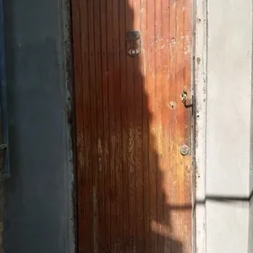 Дверь железная обшитарейками!