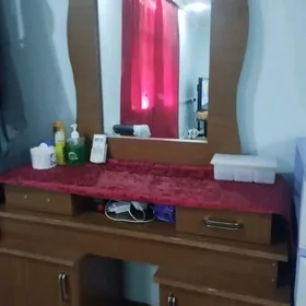 ýüz göriliýän  aýna