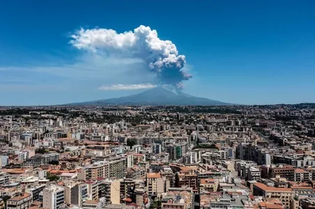 Sisiliýada Etna wulkany 2014-nji ýyldan bäri iň güýçli ýagdaýynda atylyp başlandy
