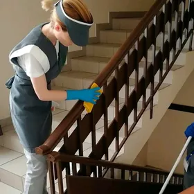 uborşica/уборка подъезда