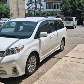 Toyota Sienna 2019