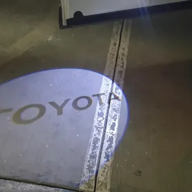 "TOYOTA" ýazgyly gapy çyra