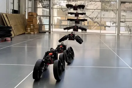 Hakyky robot-transformer döredildi: ol uçýar, ýöreýär we şekilini üýtgedip bilýär