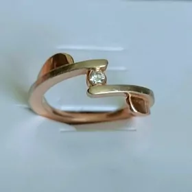 Кольцо с бриллиантом