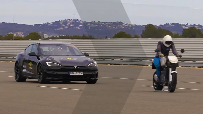 Kia, Porsche we Toyota sürüjilere kömek ulgamlary boýunça Tesla-dan we Volvo-dan öňe geçdi