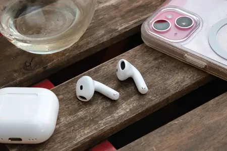 Apple AirPods nauşniklerine kamerany dolandyrmak mümkinçiligini we uky detektoryny goşar