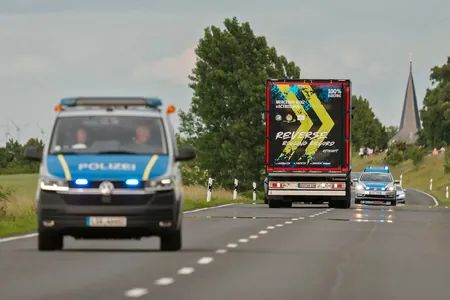 Mercedes-Benz ýük ulagy yzlygyna 125 km ýol geçip, rekord goýdy