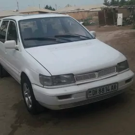 Mitsubishi Chariot 1995