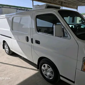 Nissan Urvan 2009