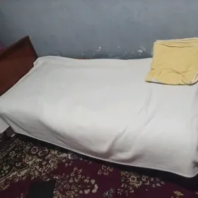кровать