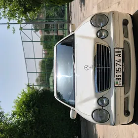 Mercedes-Benz E320 2001