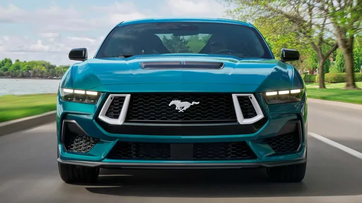 Ford 80-nji ýyllaryň retro äheňinde, ýöne häzirki zaman aýratynlyklar bilen Mustang hödürledi