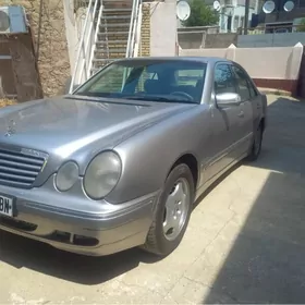 Mercedes-Benz E320 2001