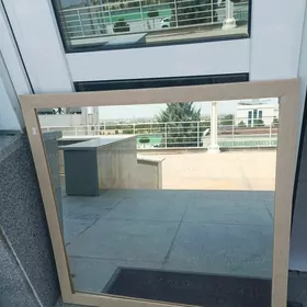 зеркало в рамке 80х80см.