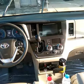 Toyota Sienna 2016