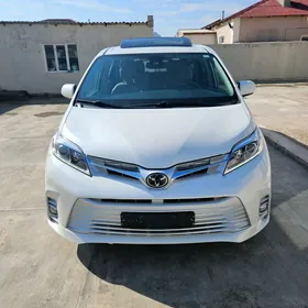 Toyota Sienna 2019