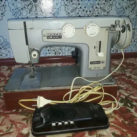 Швейная машинка Чайка