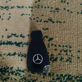 Mercedes in  puldy
