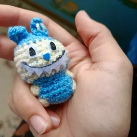 вязаный лабубу брелок