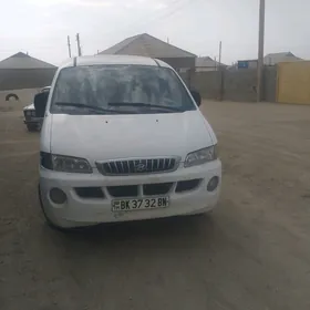 Hyundai H-1 2001