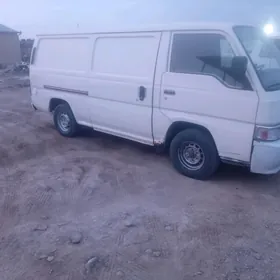 Nissan Urvan 2000