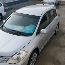 Nissan Tiida 2011