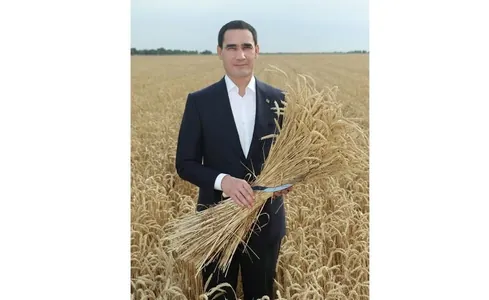 Serdar Berdimuhamedow Ahal welaýatynda iş saparynda bolup,bugdaý oragyna ak pata berdi