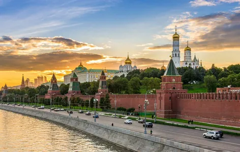 Сердар Бердымухамедов поздравил руководство и народ России с Днём России