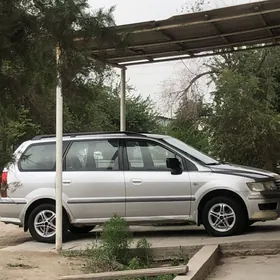 Mitsubishi Chariot 2002