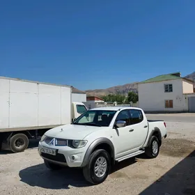 Mitsubishi L200 2011