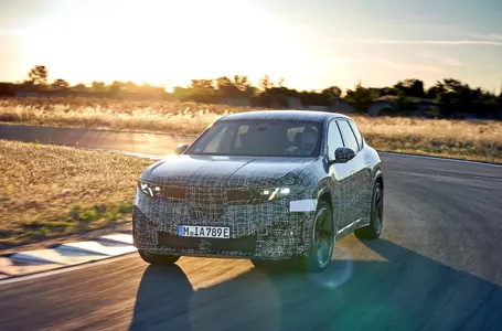 BMW öwrüm görkezijilerini özbaşdak ýakýan iX3 elektromobiliniň nusgasyny görkezdi