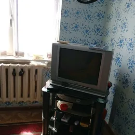 Телевизор падставкасы билен.