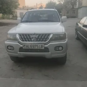 Mitsubishi Montero Sport 2000