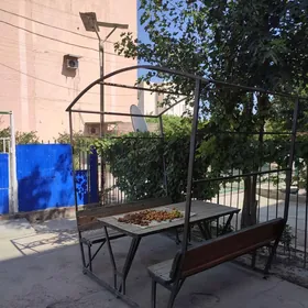 Дашарда отырылян стол-стул.