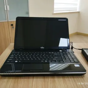 Fujitsu AH 531 noutbuk i3