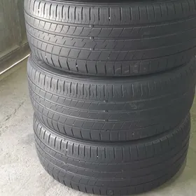235 45 18 Dunlop.