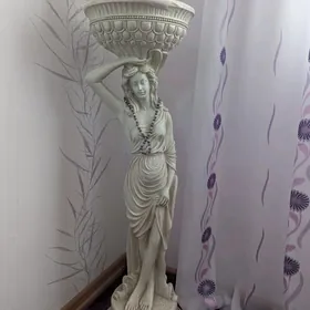 Статуя в виде девушки