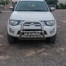 Mitsubishi L200 2012