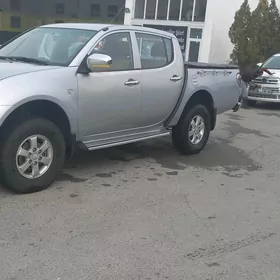Mitsubishi L200 2014