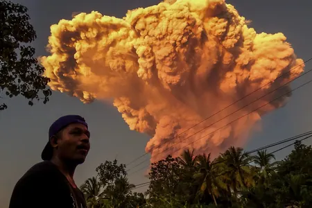 Indoneziýadaky wulkanyň kül sütüni 10 kilometr beýiklige ýetdi